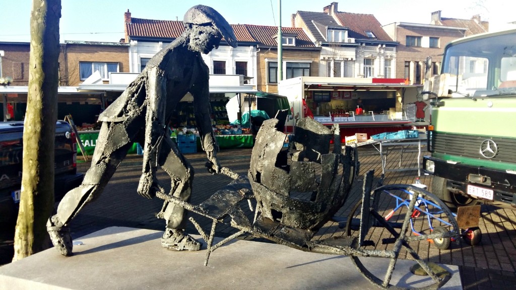 A statue of the 'Hobokenaar' by Yvonne Bastiaens, referring to the farmers who used to live here. Image by sunincities.