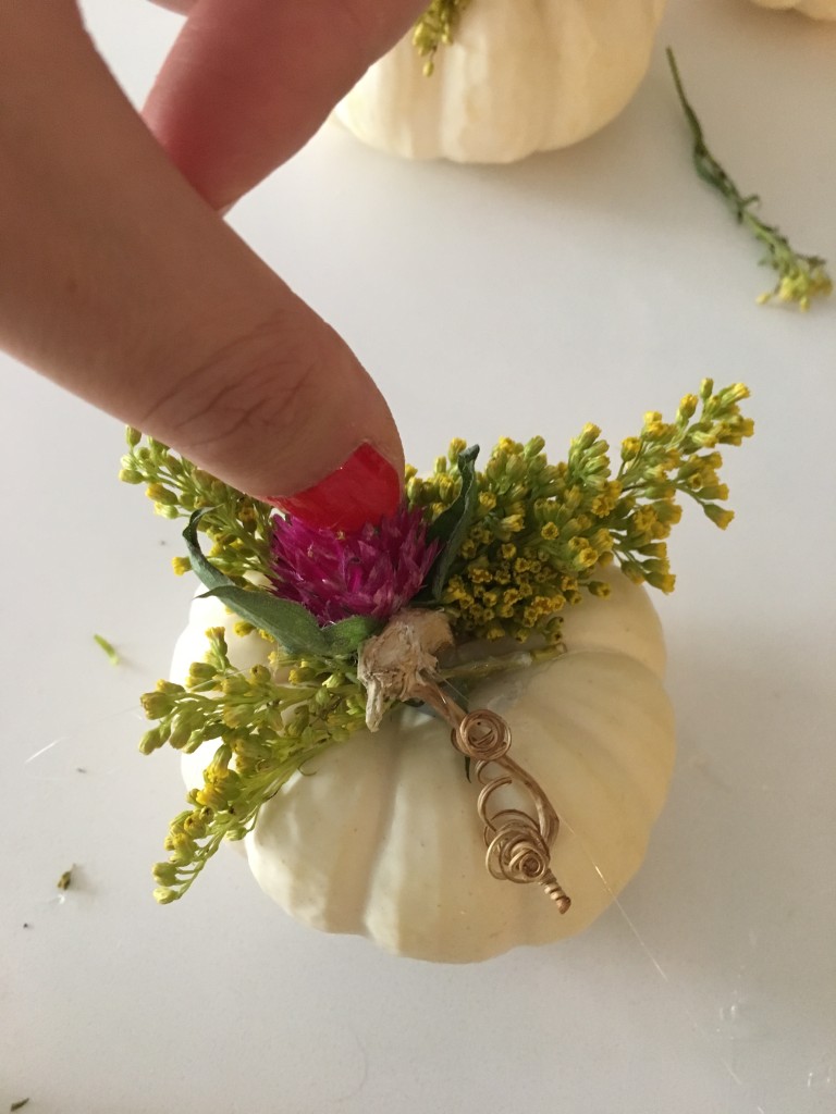 pumpkin-decorating-with-flowers
