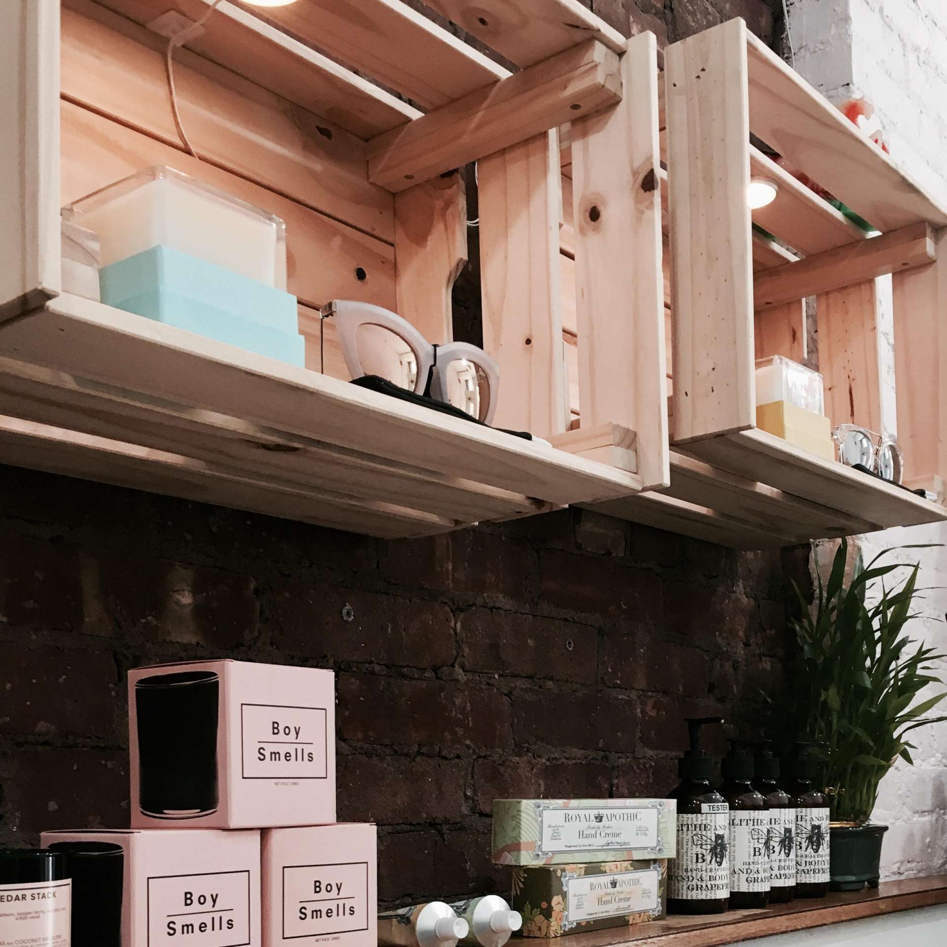 vivi-girl-shop-jersey-city-boutique-inside-sunglasses-candles-smells-shopping-local
