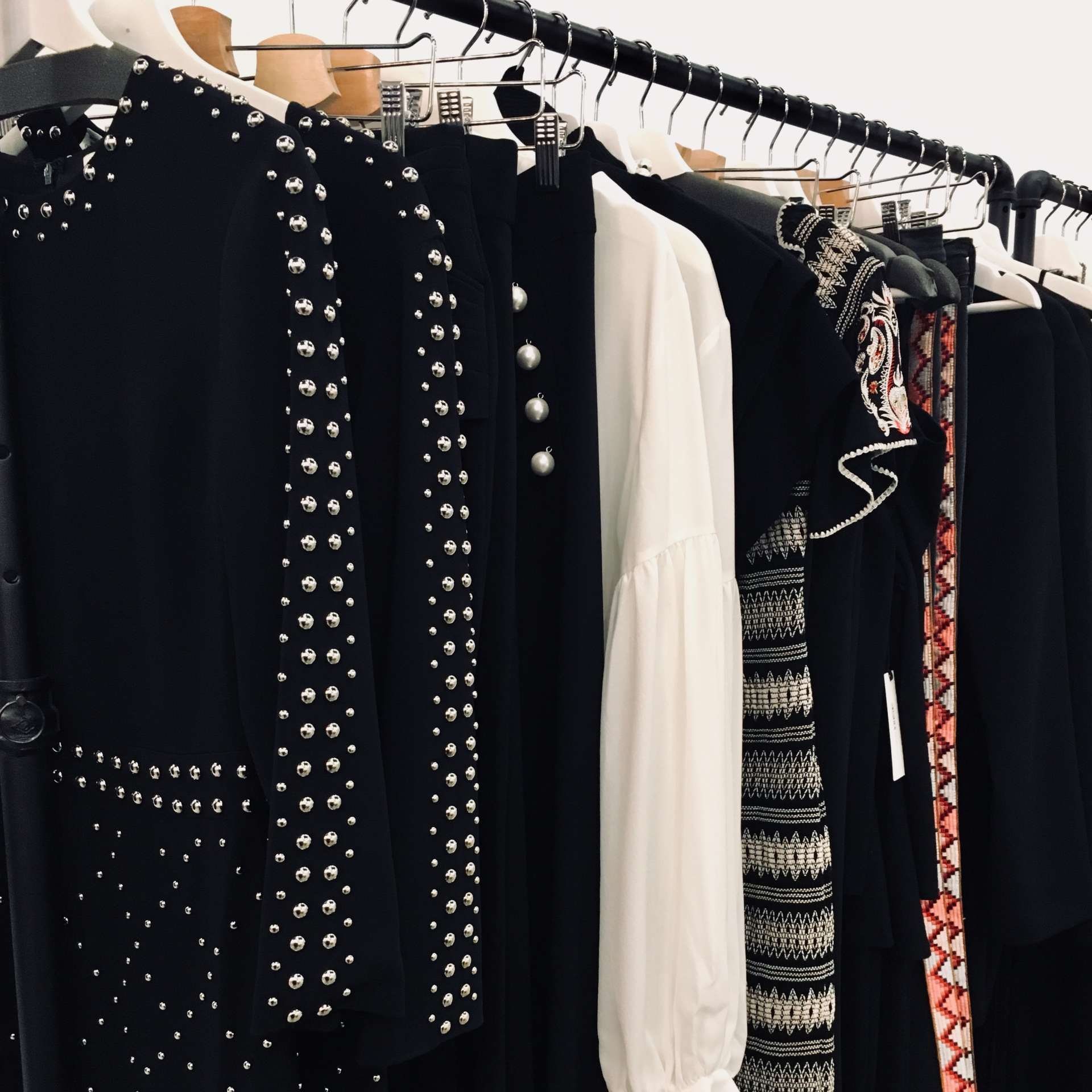 No.18-Boutique-Wellness-Dress-Rack-Genna-Rossi