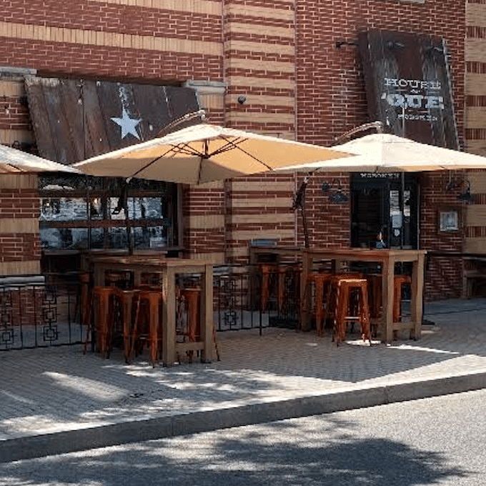 house of que outdoor seating