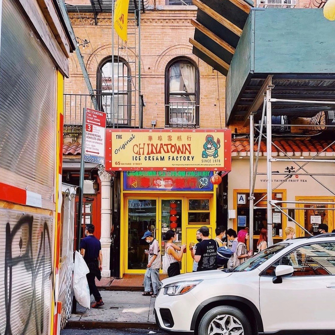 Canal Street shops and street traders, lower Manahattan, New York -  photographs and feature