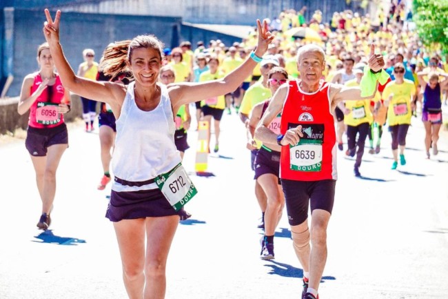 runners competing marathon