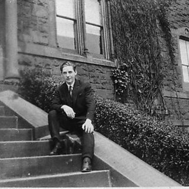 Willem de Kooning on the steps of the Stevens Institute of Technology