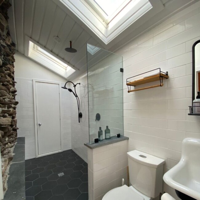 airbnb catskills post beam love bathroom