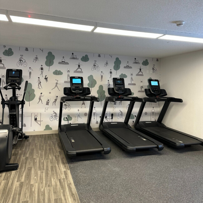 Treadmills and fitness equipment in Sonesta Simply Suites gym 
